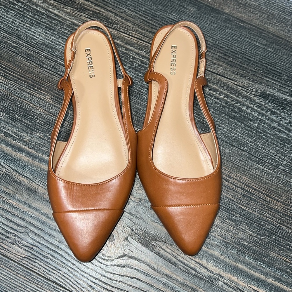 NWT Express size 7 brown flat.